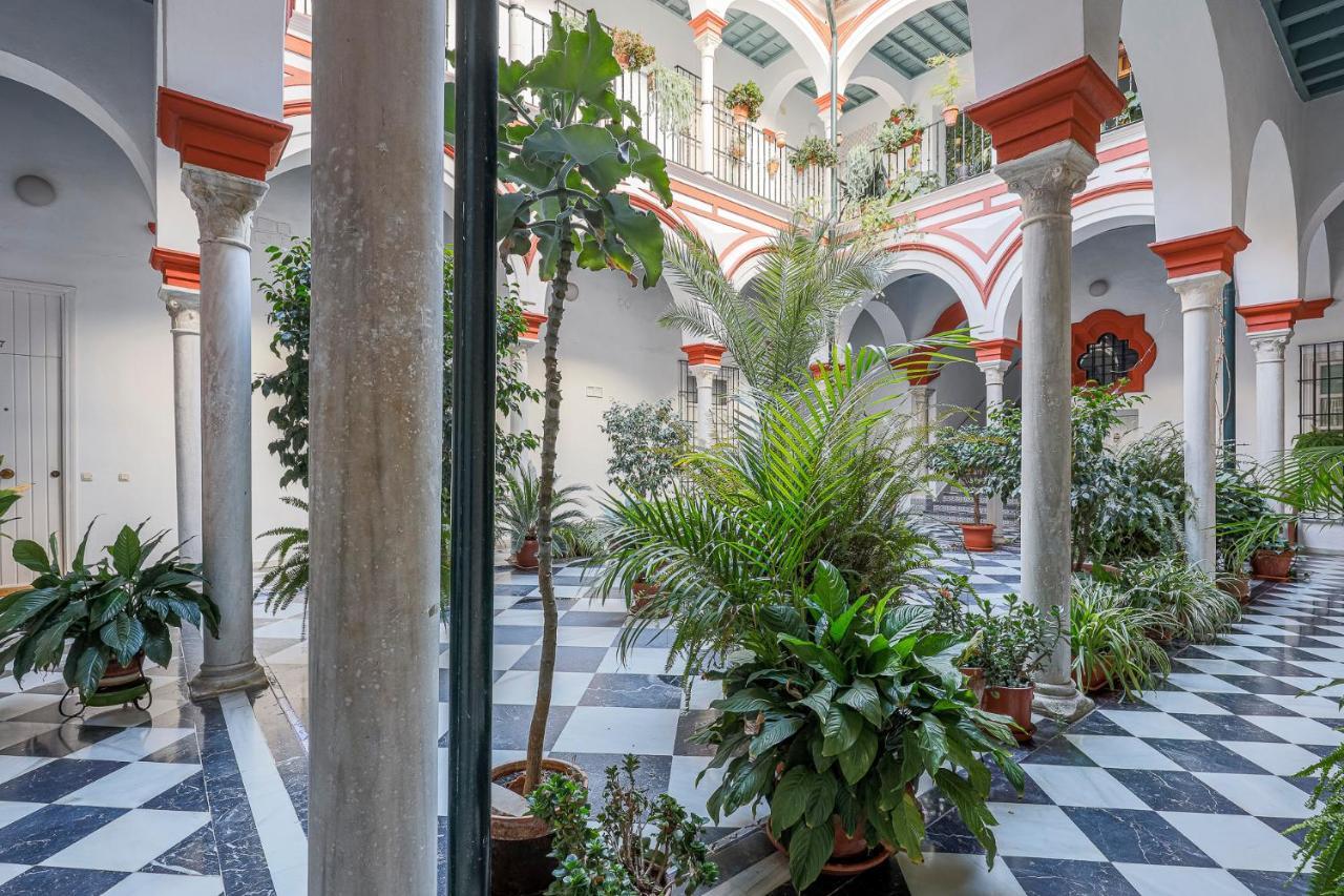 Apt. Casa Palacio Santa Cruz Cathedral Views - Севилья Экстерьер фото